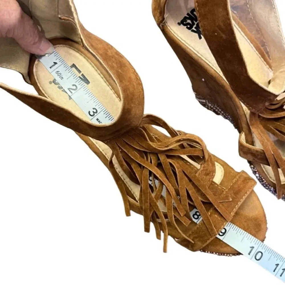 MUK LUKS Women's Faux Suede Wedge‎ Open Toe Sandal W/Fringe and Beading Size 9.5